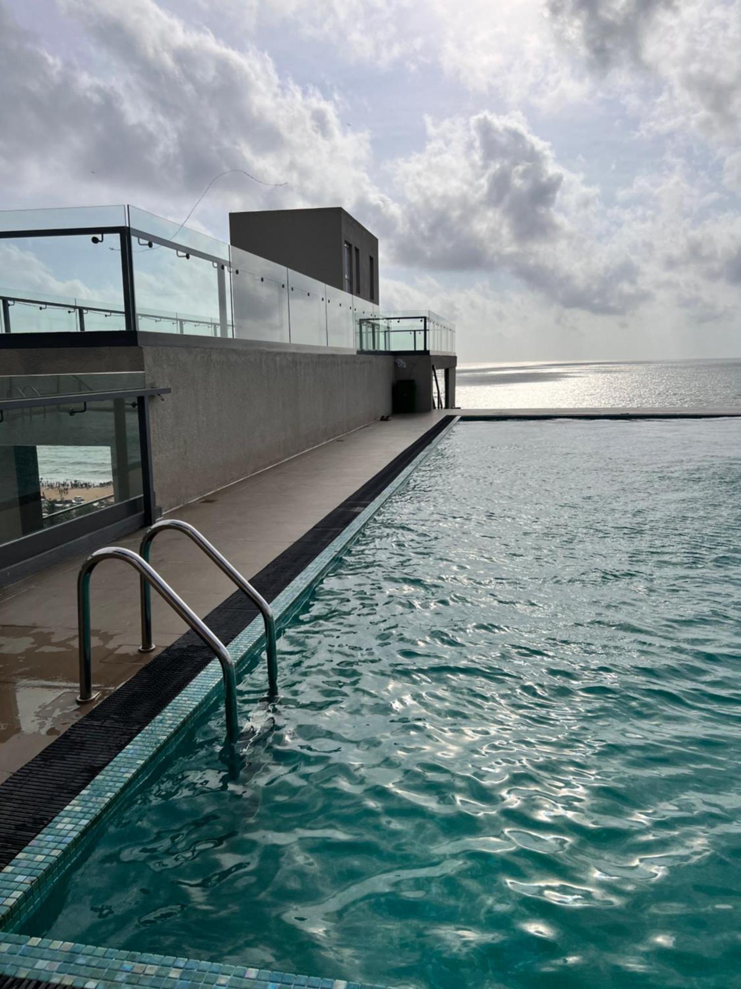 Ocean Breeze Negombo- Tidesend Luxury Beach Apartments エクステリア 写真