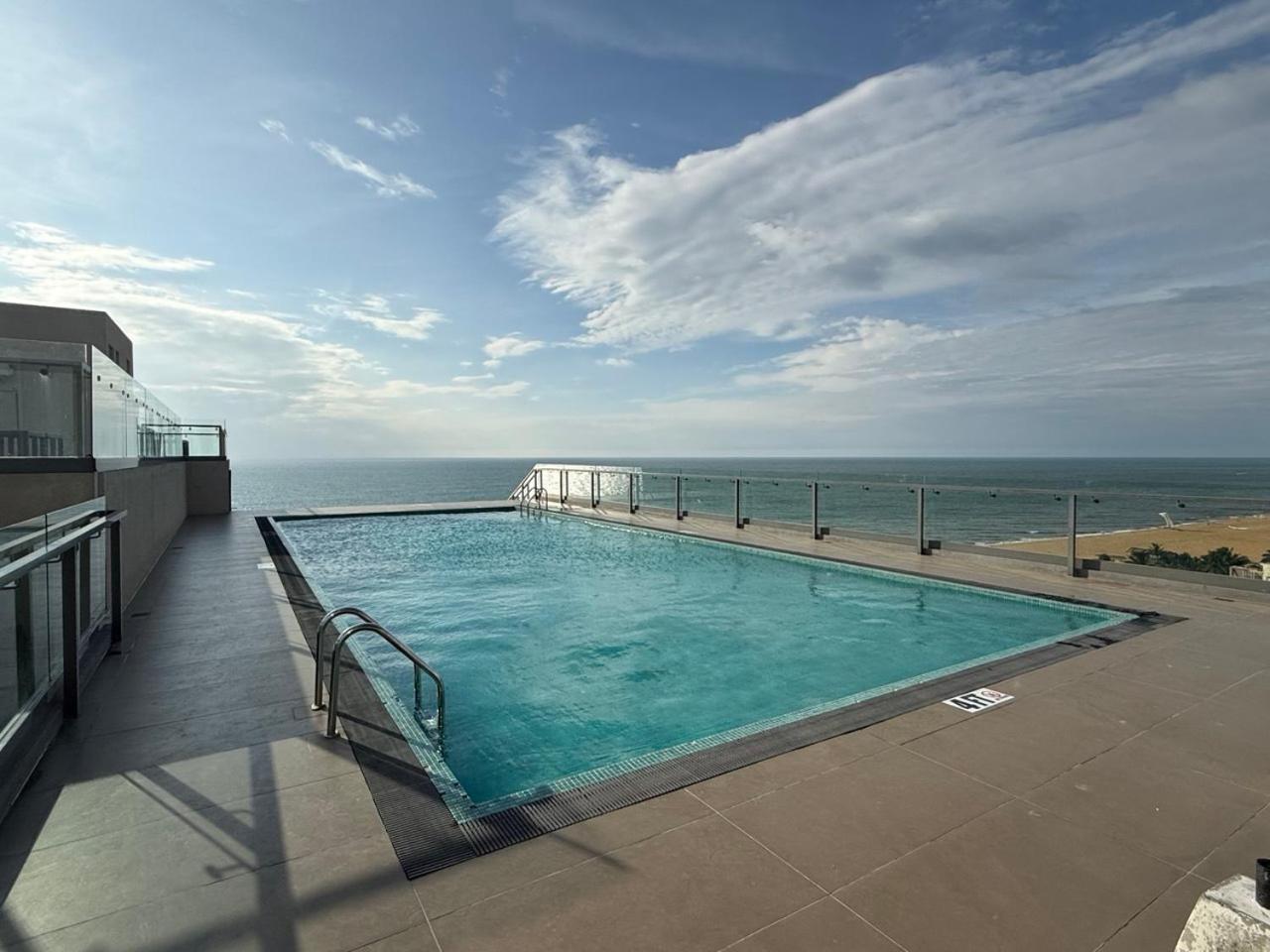 Ocean Breeze Negombo- Tidesend Luxury Beach Apartments エクステリア 写真