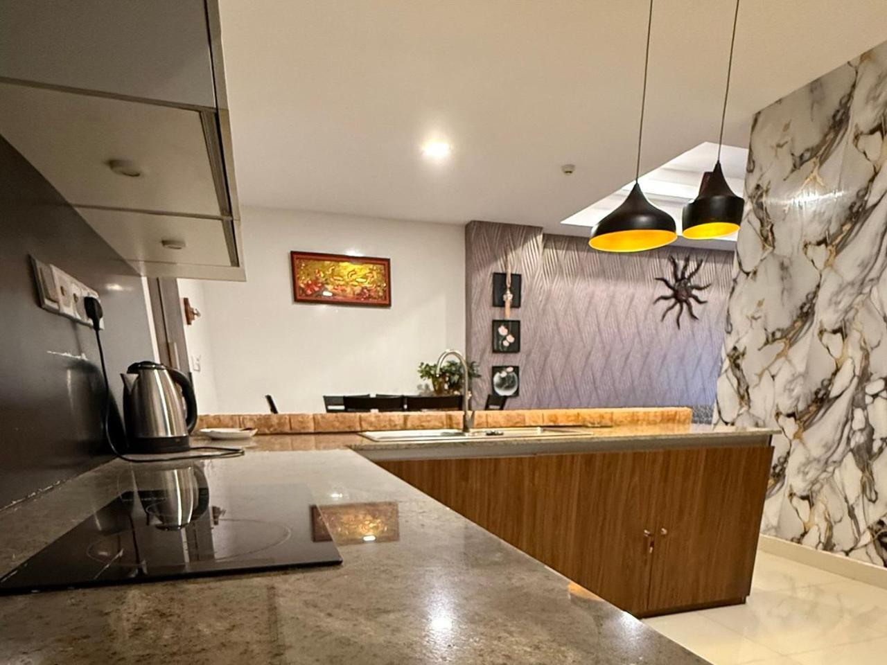Ocean Breeze Negombo- Tidesend Luxury Beach Apartments エクステリア 写真