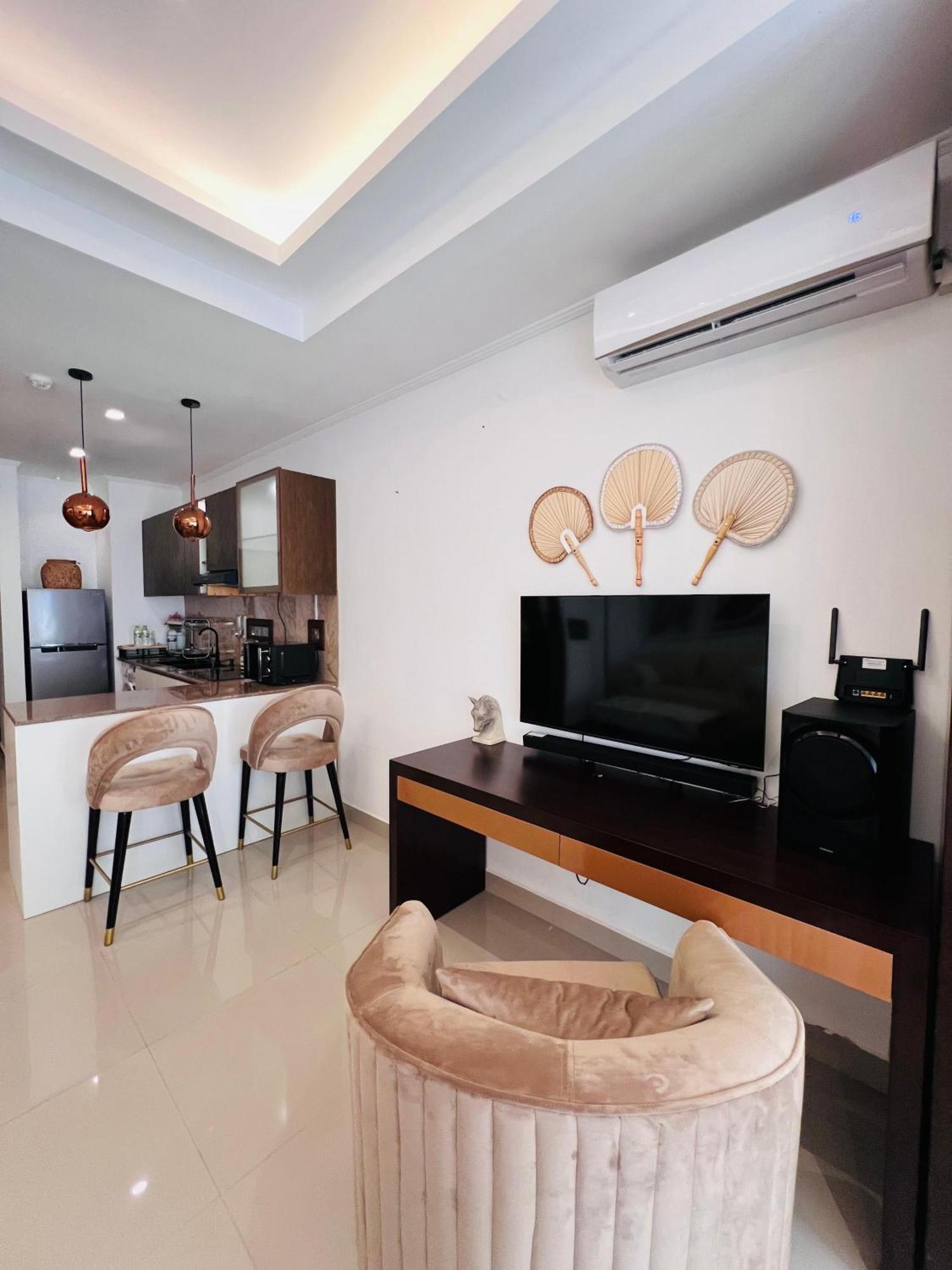 Ocean Breeze Negombo- Tidesend Luxury Beach Apartments エクステリア 写真